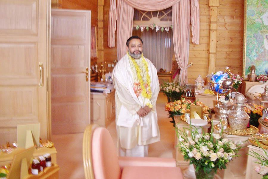 Brahmachari Girish Ji's birthday was celebrated in presence of His Holiness Maharishi Mahesh Yogi Ji at MERU campus Holland. Girish Ji offered garland to Maharishi Ji and in return he got blessings from Maharishi Ji.